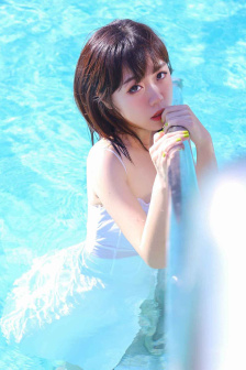 女性の乳頭を凸起しています